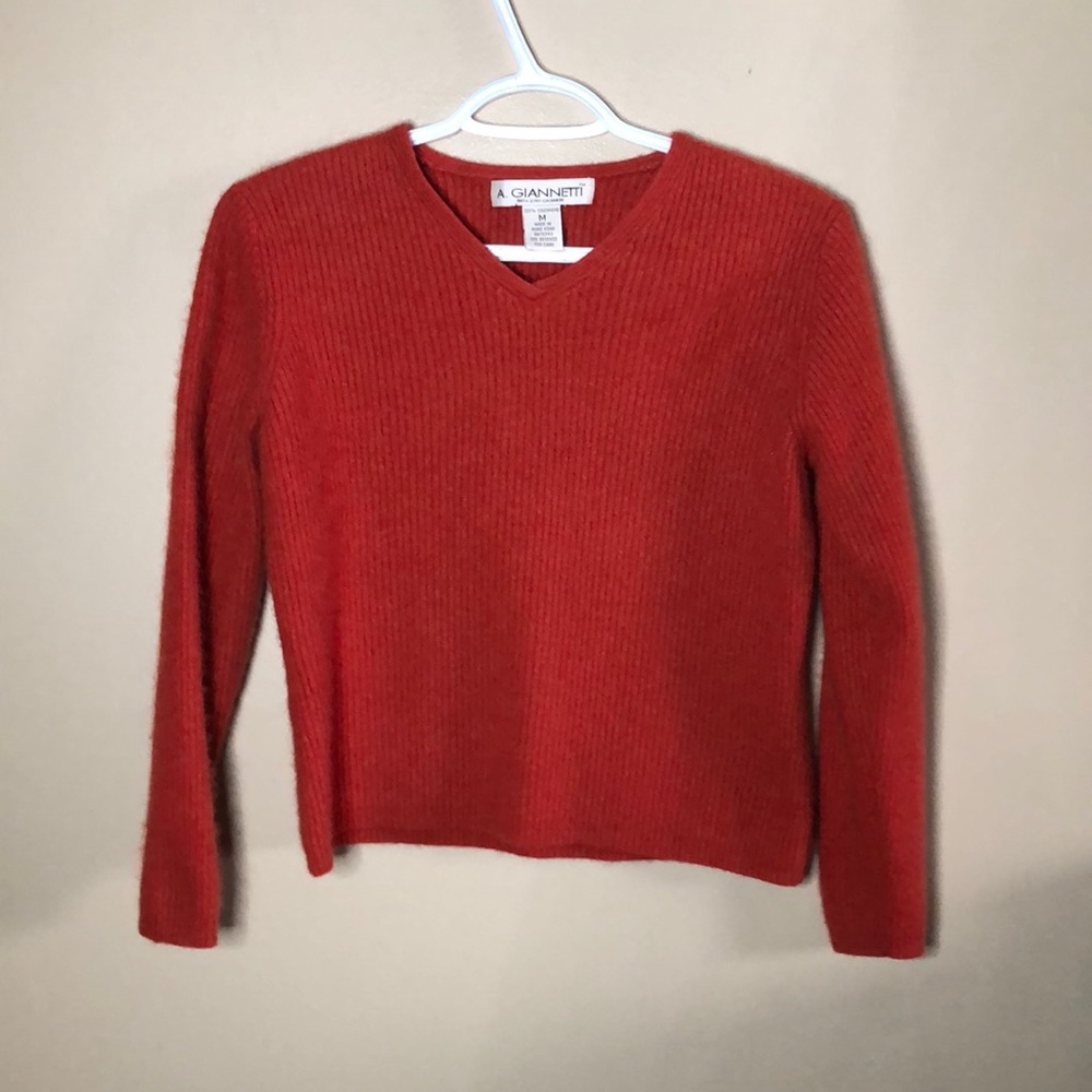 A giannetti 100% 2 ply cashmere cropped v neck sweater